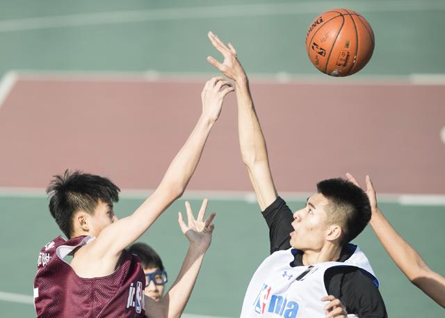 真人电影中，杉野遥亮饰演因大学考试失败宅在家中的黑须越郎，他企图上吊自杀没能成功，墙壁开了个洞，他可以看到福原遥饰演的美丽邻居宫市的生活，逐渐喜欢上她，然而某天他竟然看到对方杀人的一幕，偷窥一事也曝光了，黑须告白了心中的爱，于是两人开始交往